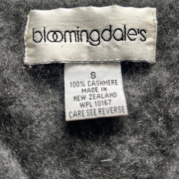 Vintage Bloomingdale’s Cashmere Lightweight Sweater - Picture 3 of 4